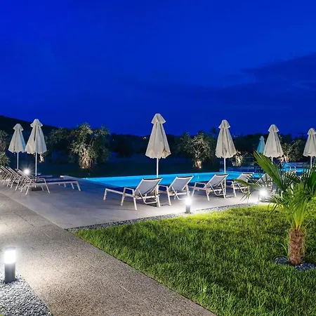 Encanto Village -apartments Ποτός